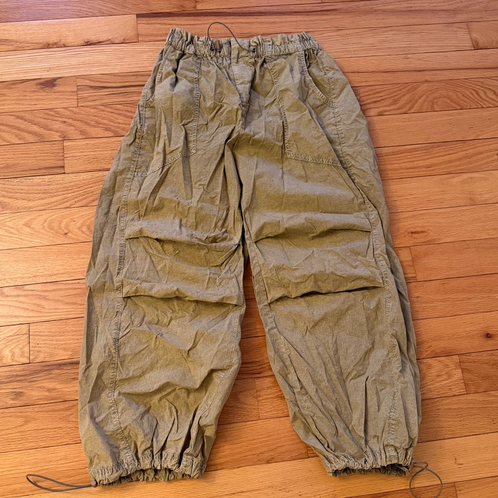 Urban Outfitters Oversized Cargo Parachute Pants Women’s Medium Green/Tan